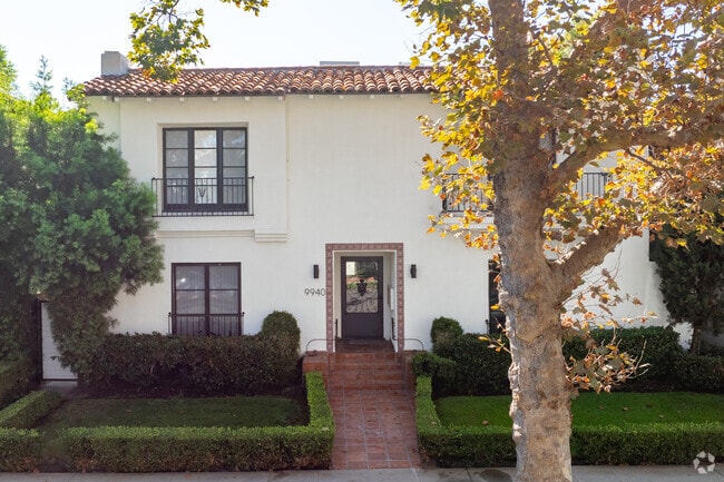 Building Photo - 9940 Robbins Dr