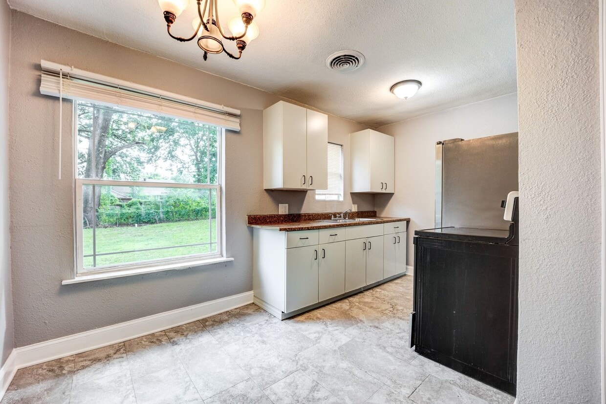 Primary Photo - Freshly Updated 3 Bedroom House