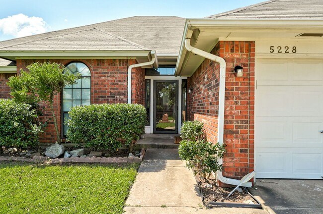 Foto del edificio - Spacious, Open, and Large 3 Bed/2 Bath Hom...