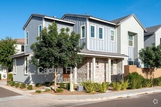 Building Photo - 2851 S Central Dr