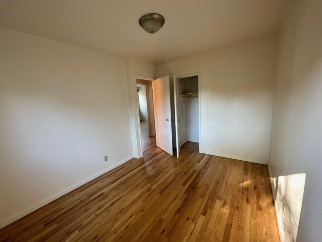 Building Photo - 180 E 28th Ave