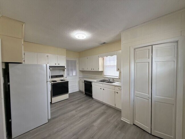 Building Photo - 1516 Pleasant Plains Rd