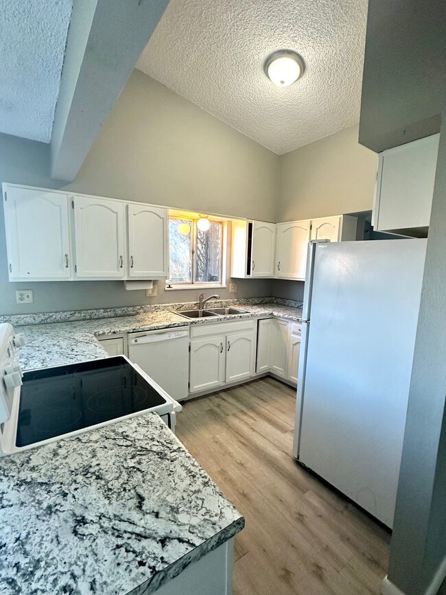 Foto del edificio - Move In Ready!! 3 Bedroom, 1 1/2 Baths, 2 ...