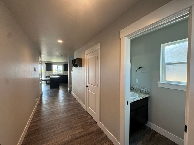 Building Photo - Beautiful 3 Bedroom 2 Story Home in Cul de...