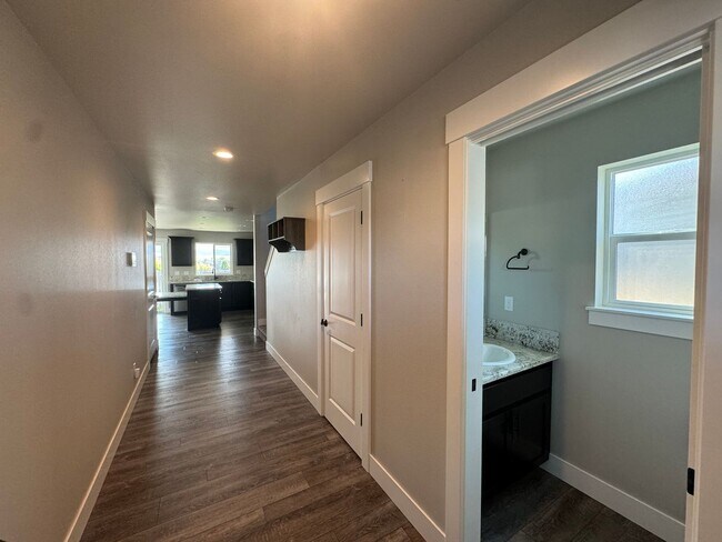 Foto del edificio - Beautiful 3 Bedroom 2 Story Home in Cul de...