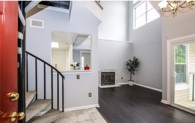 Building Photo - Beautiful 2-Level top floor condo close to...