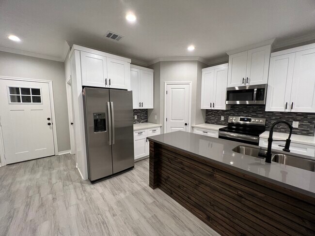 Building Photo - 411 Canal St