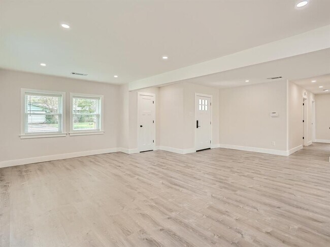 Building Photo - 5804 Eureka Dr