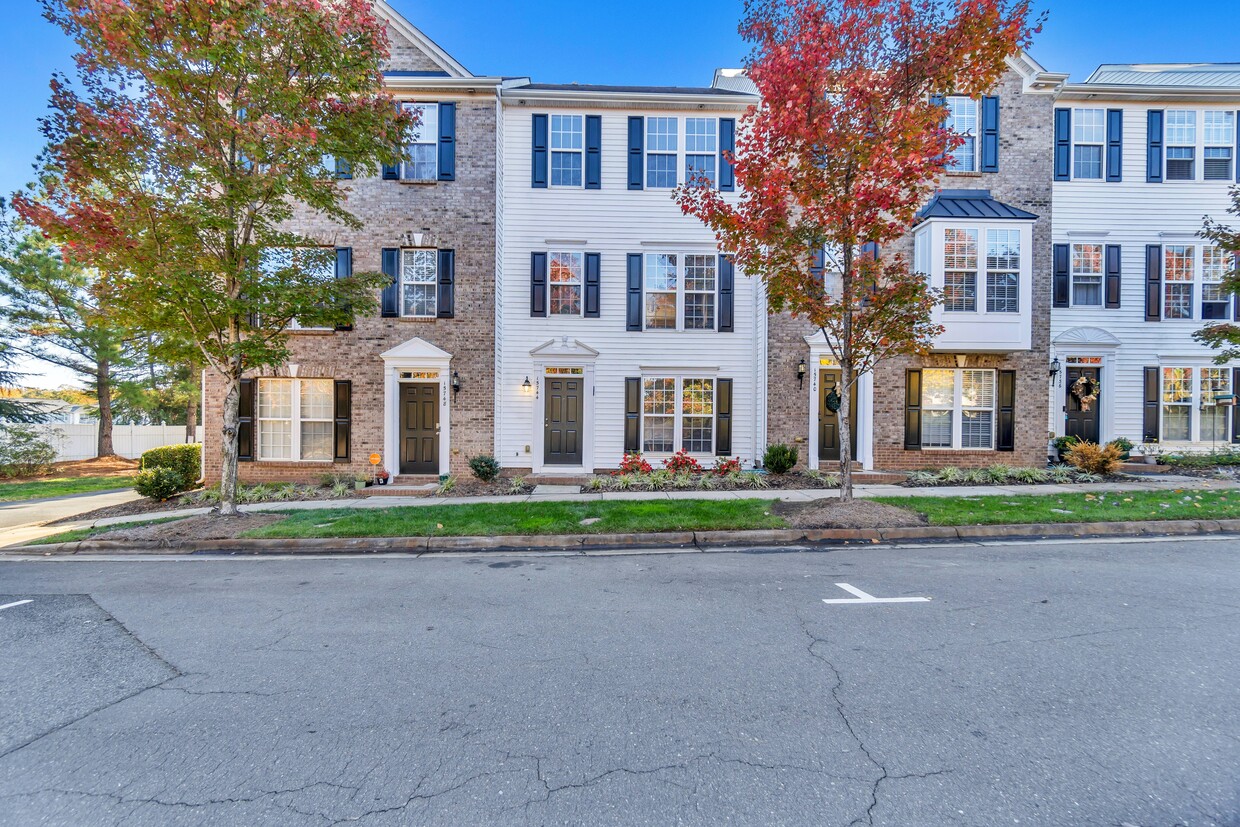 Foto principal - 15744 Kensington Palace Ln