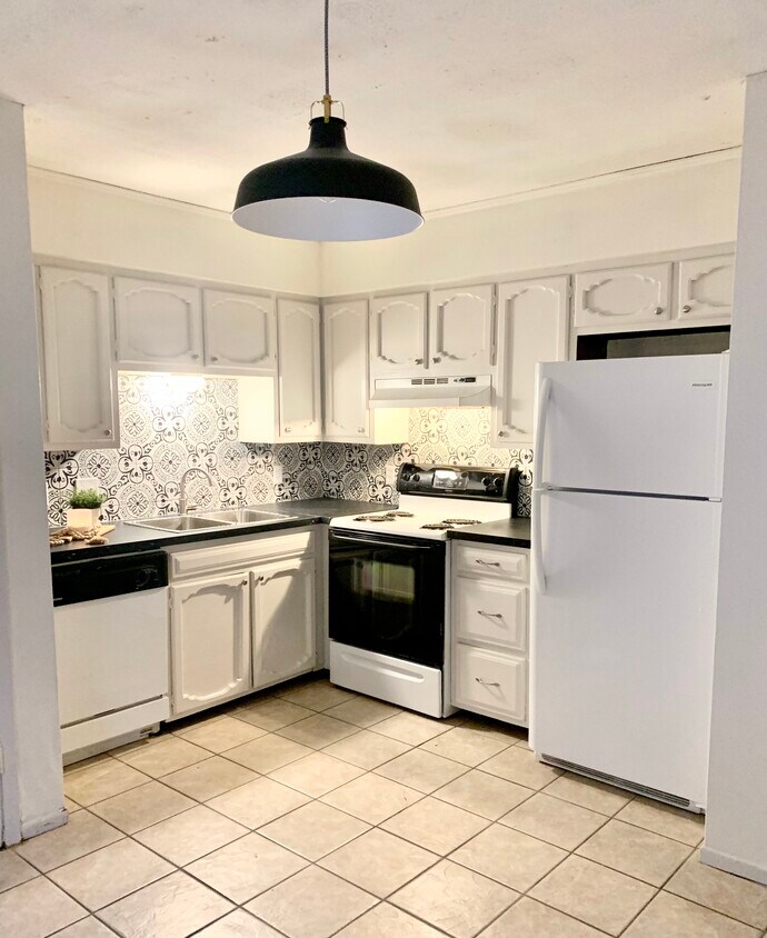 Primary Photo - 4342 Rue de Belle Maison