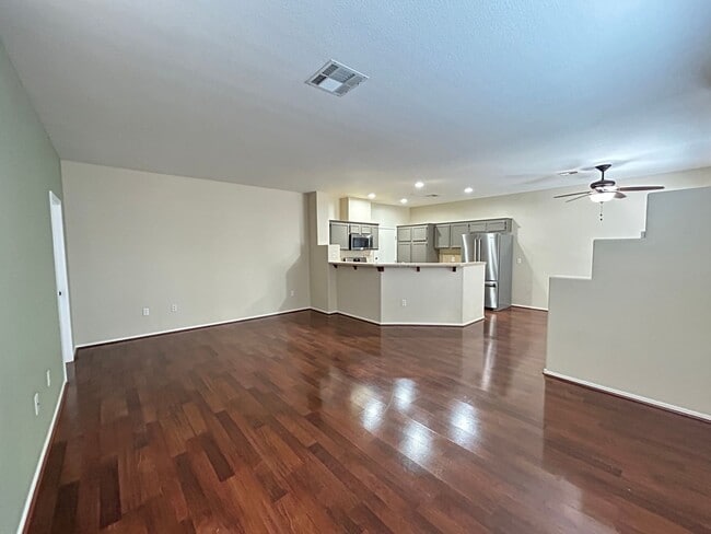 Building Photo - Gated Townhome 3-Bedrooms 2.5-Bathrooms!