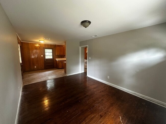 Building Photo - Very spacious 3bed/1bath home!