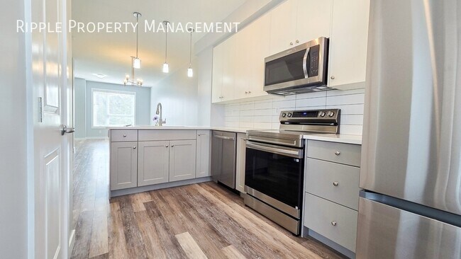 Photo du bâtiment - Modern 2 Beds, 2.5 Baths TownHouse | 2 Pets Allowed