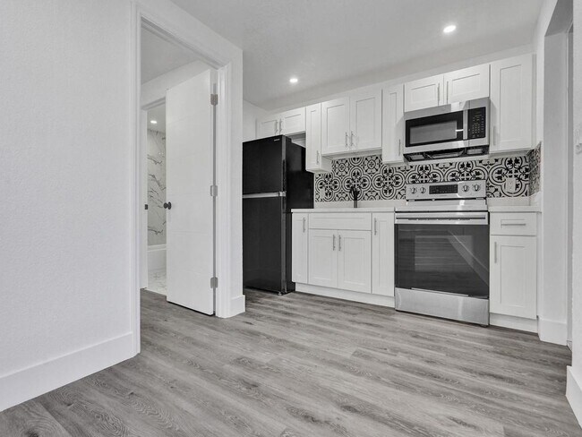 Building Photo - 940 SW 28th St