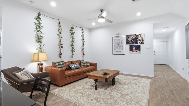 Foto del edificio - 22243 Florence Spgs Dr