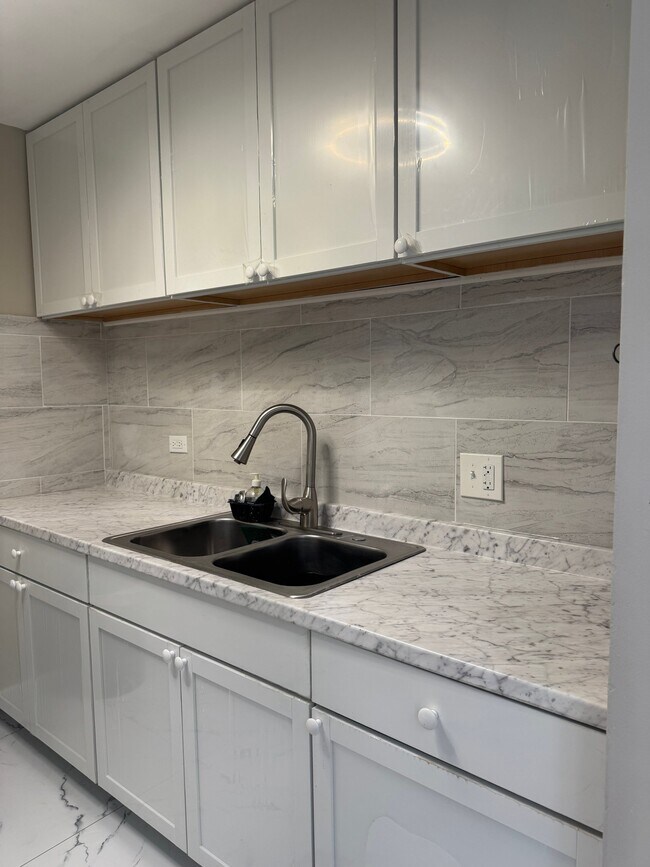 Foto del edificio - 252 Shorewood Dr
