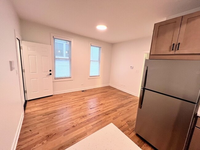 Foto del edificio - 2306 N Hoyne Ave