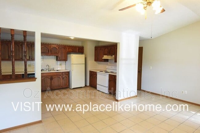 Building Photo - 109 SE Greystone Dr