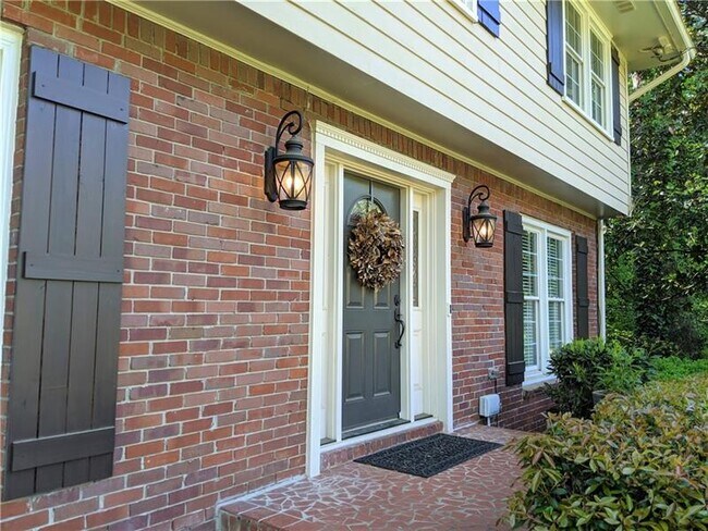 Building Photo - 2462 Helmsdale Dr NE