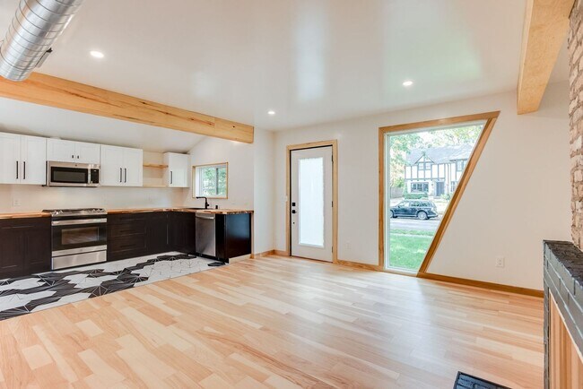 Foto del edificio - Amazing 2 bedroom, 2 bathroom 1,330 sf hom...