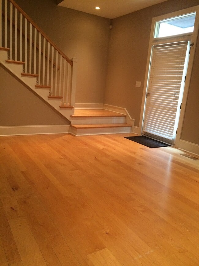 Building Photo - Luxury Unit in Trendy Midtown, Off-Street Parking, Walk to Upper King!