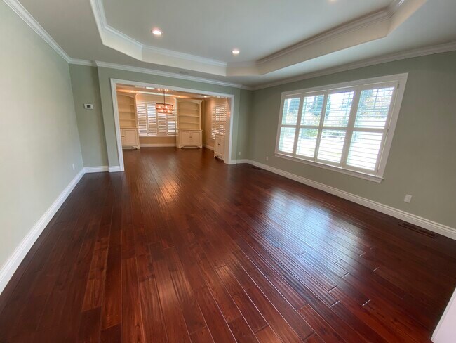 Building Photo - 1689 W Creek Dr