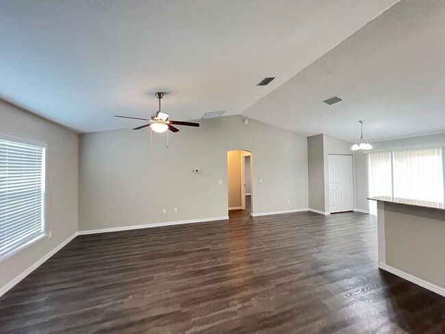 Building Photo - Incredible 3 Bedroom, 2 Bathroom Home in t...