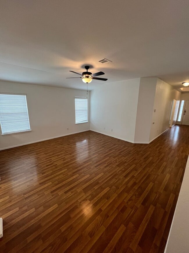 Foto del edificio - Spacious 4-Bedroom Home with Open Layout