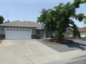 Building Photo - 2122 Martin Dr