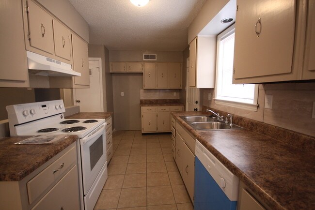Building Photo - 5037 Knight Arnold Rd