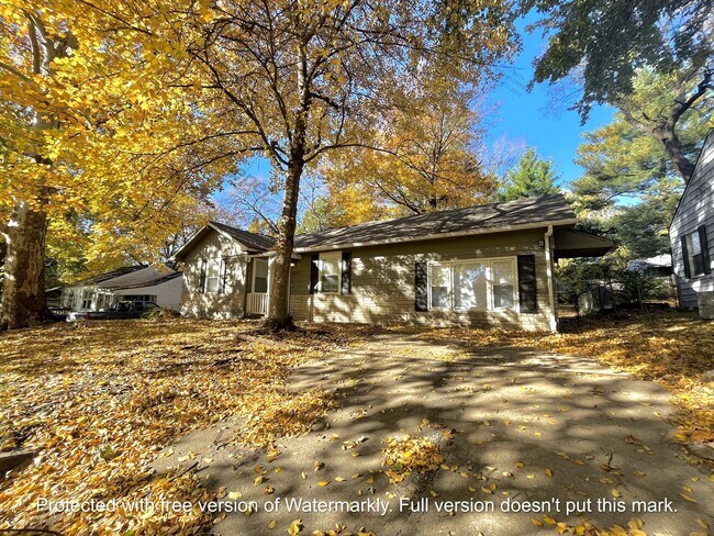 Building Photo - 3 Bed 1.5 Bath North KC Home