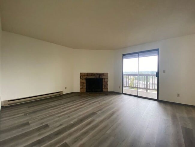 Building Photo - Updated Two Bedroom unit off Orchard Street, In Tacoma!