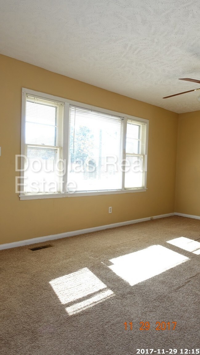 Building Photo - 3940 Welmont Dr