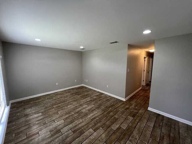 Foto del edificio - Charming 4-Bedroom Home with Large Backyar...