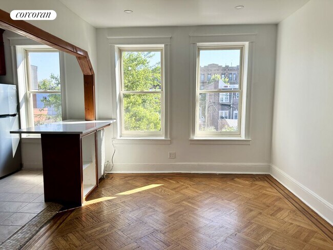 Building Photo - 205 31st St