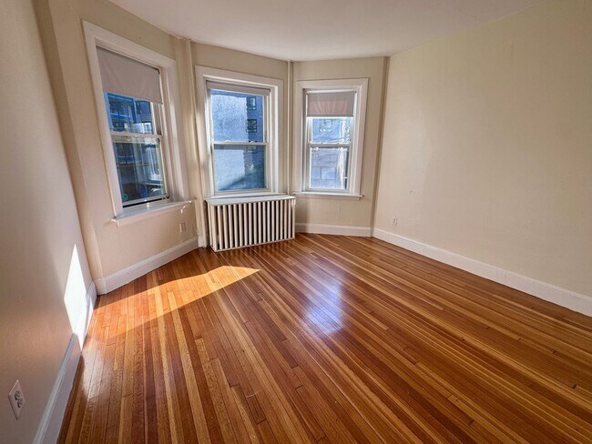 Foto del edificio - SUNNY BROOKLINE 2 BED/2 BATH IN WASHINGTON SQUARE - DISHWASHER, HT HW INCL.