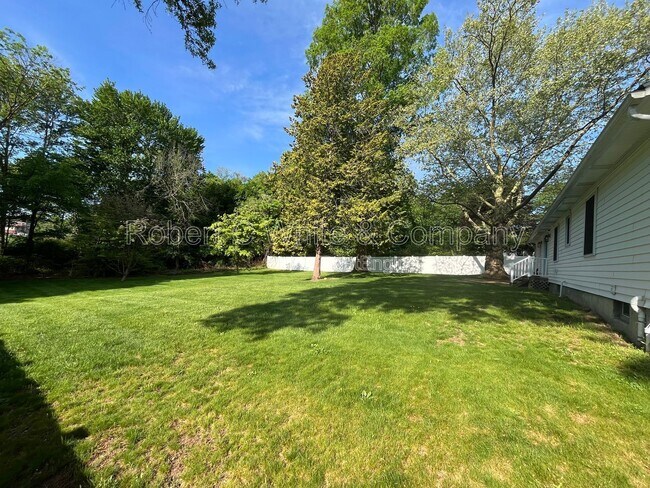 Foto del edificio - 233 S Rolling Acres Rd