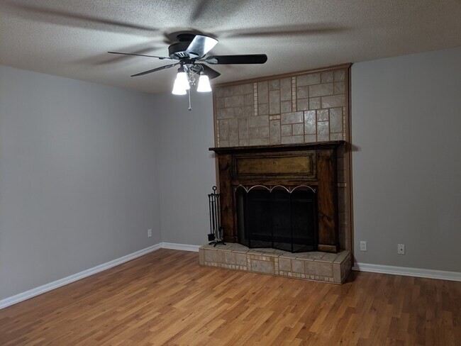 Foto del edificio - COMING SOON 3-bedroom with 2 storage sheds
