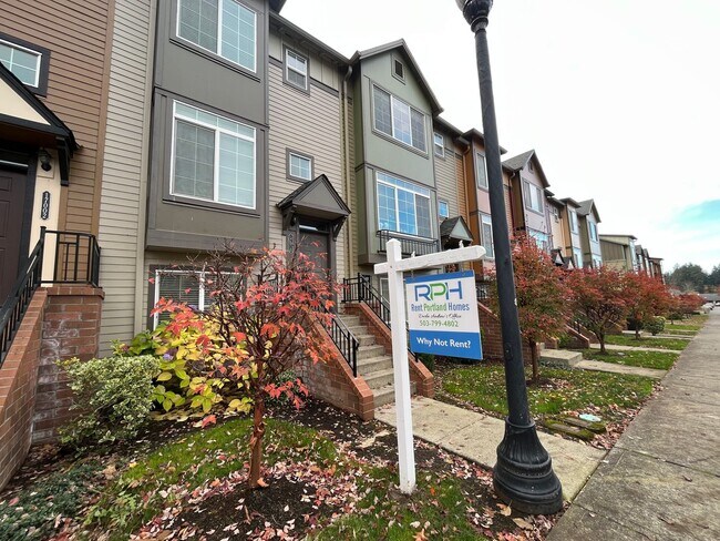 Building Photo - Immaculate 3 Bed + 2 Bath Townhome in Beav...