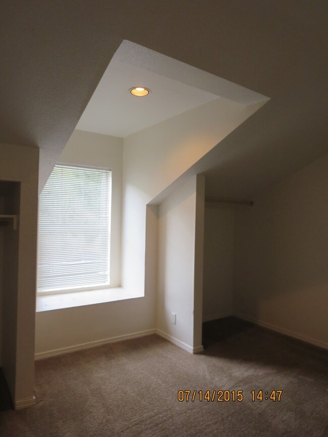 Building Photo - 1757 SW Knoll Ave