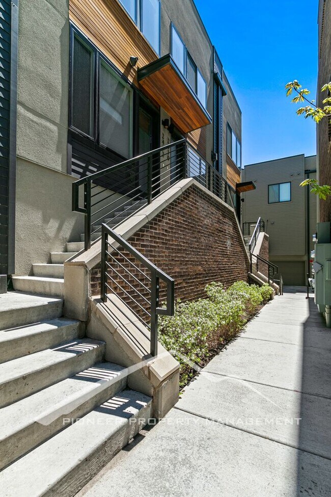 Building Photo - Stunning Townhome with Central AC and Wash...