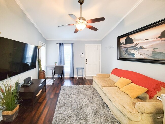 Foto del edificio - BEAUTIFUL REMODELED 1 BEDROOM 1 BATH CONDO...