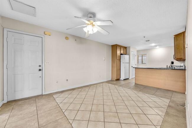 Building Photo - 2 Bedroom, 2 Bathroom Condo - 1.5 Blocks F...