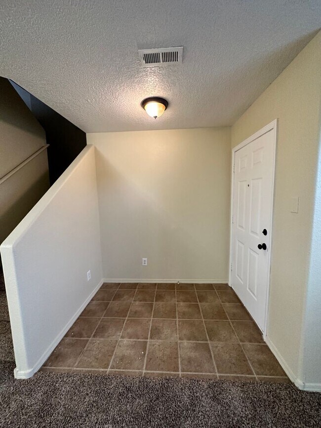 Building Photo - 4bed 2.5 Bath- FREE 50 inch Flat Screen at...