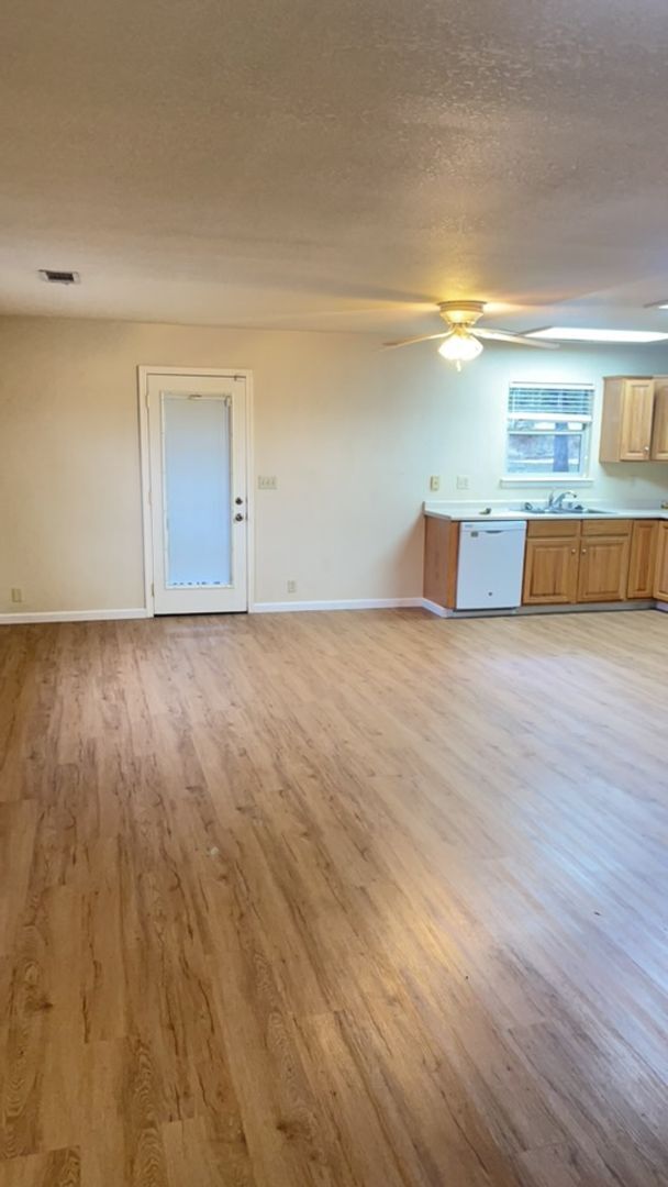 Foto del edificio - 3 BED 2 BATH HOUSE IN SHASTA LAKE WITH 1/2...
