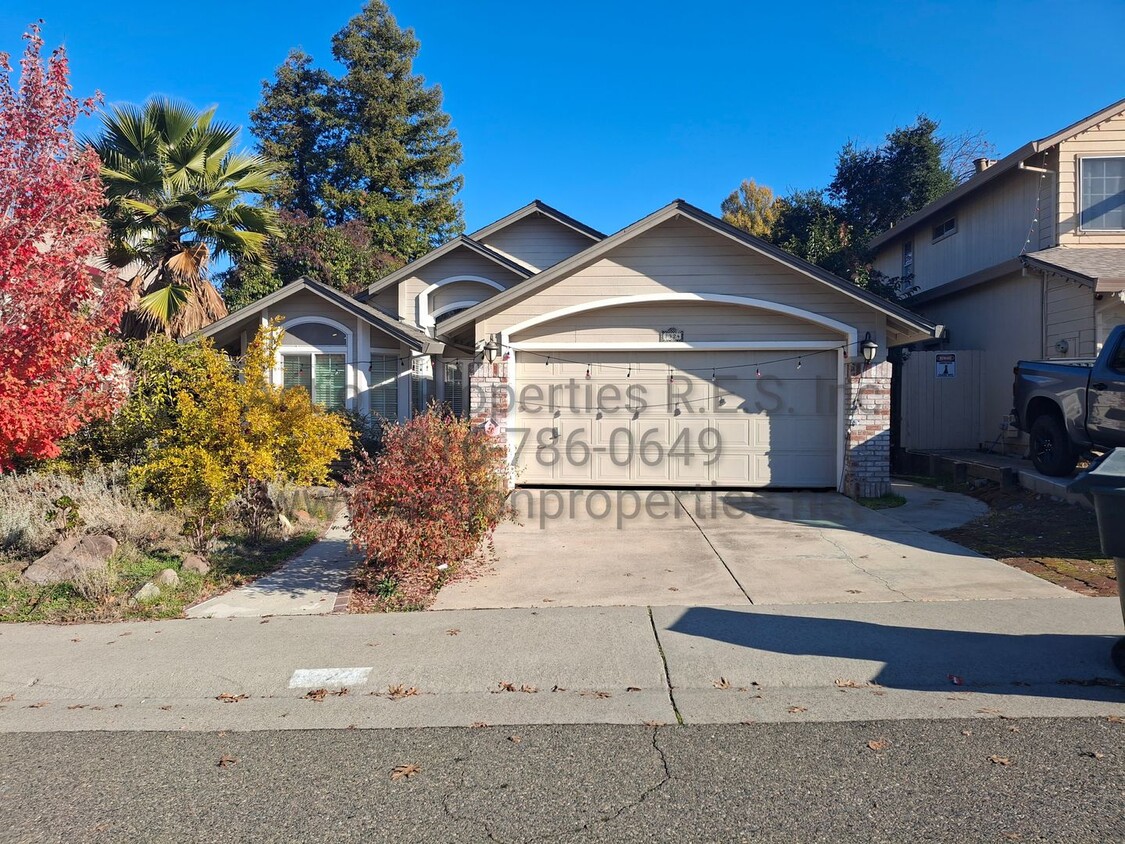 Foto principal - Updated 3 Bed, 2 Bath Home - Solar - Close...