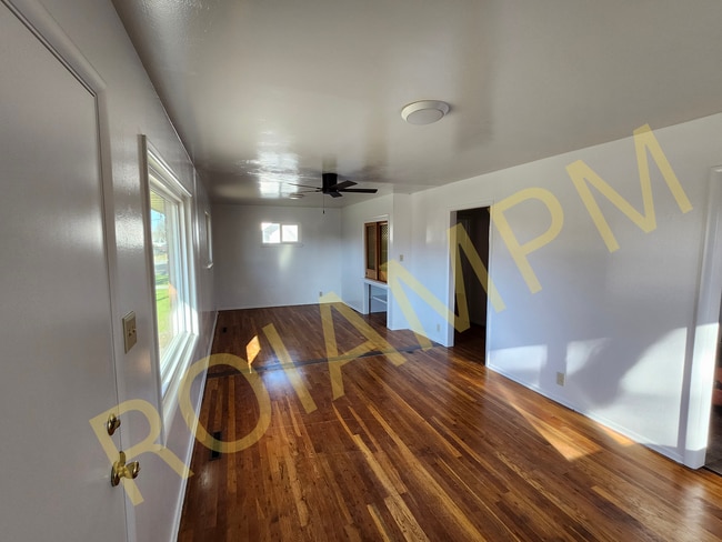 Building Photo - Large 3 Bed | 1 Bath | $1,600/month | $1,600 Deposit