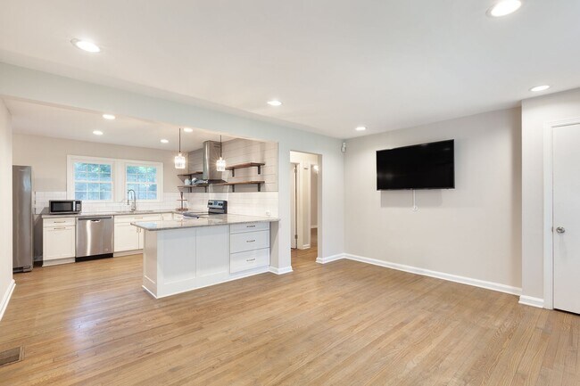 Foto del edificio - Renovated 3/2 w/ Fenced In Backyard and Co...