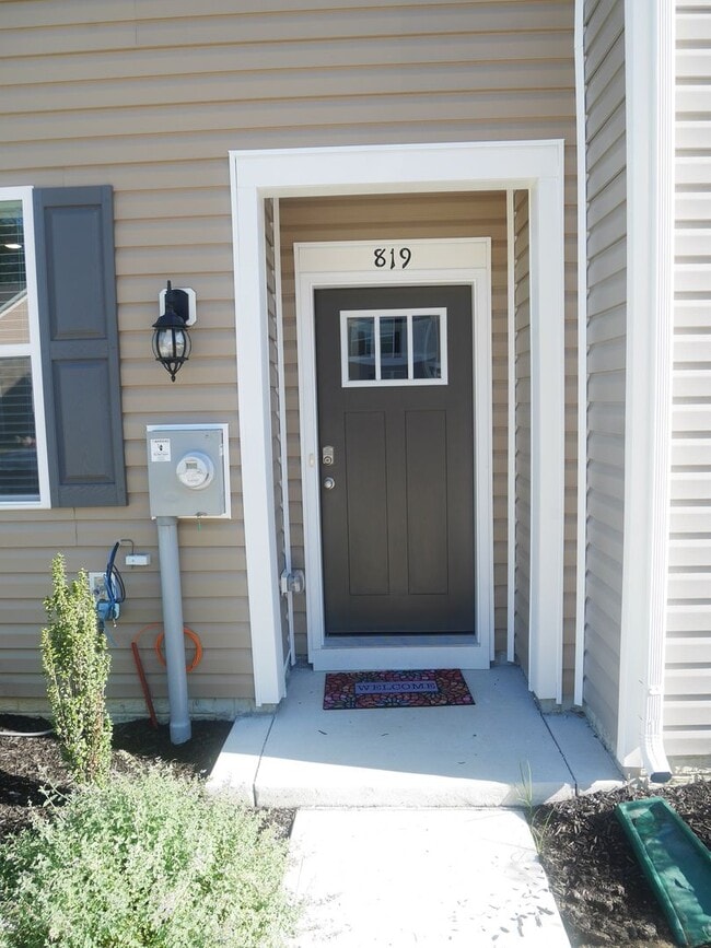 Building Photo - Modern End-Unit Townhouse in Sassafras Mea...