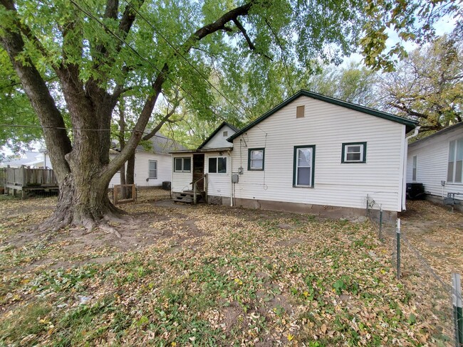 Foto del edificio - Cute 2 bedroom with garage & fence in back...